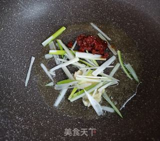 木耳香菇辣炖煎豆腐的做法步骤：4