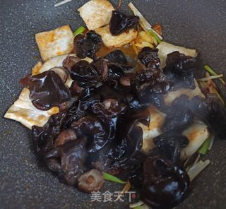 木耳香菇辣炖煎豆腐的做法步骤:5