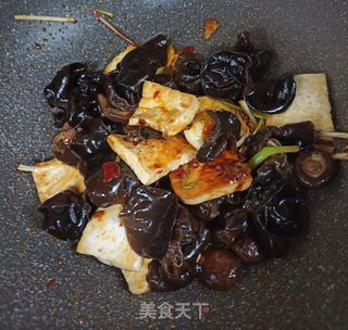 木耳香菇辣炖煎豆腐的做法步骤:6