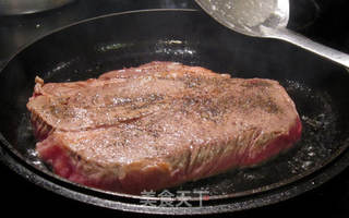 铁板红酒骰子牛肉的做法步骤:2
