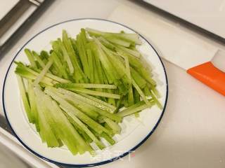 炝炒萝卜丝的做法步骤:2