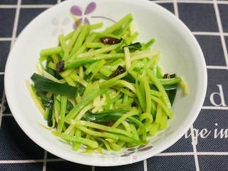 炝炒萝卜丝的做法步骤:6