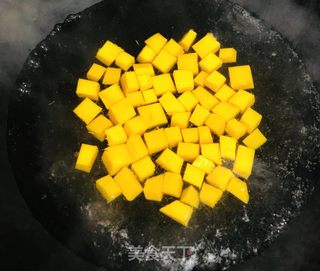 牛奶炖木瓜汤圆的做法步骤：2
