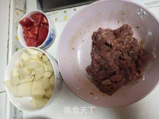 牛肉炖土豆的做法步骤：1