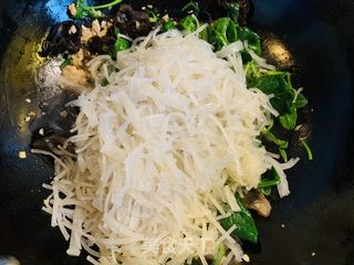 火麻仁菠菜炒粉条的做法步骤：7