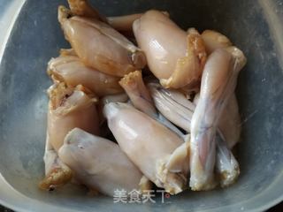 田鸡腿炒杂菜的做法步骤:2