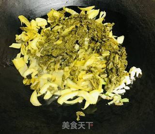 酸菜炒腊肠的做法步骤：3