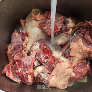 土豆炖大鹅的做法步骤：1