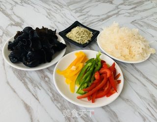 火麻仁彩椒拌双耳的做法步骤：1