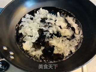 火麻仁彩椒拌双耳的做法步骤：2