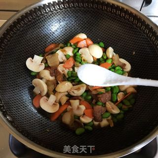 蘑菇毛豆炒肉的做法步骤：5