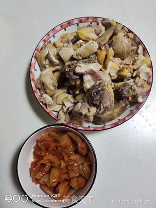 鸡肉酸菜炖豆腐的做法步骤：1