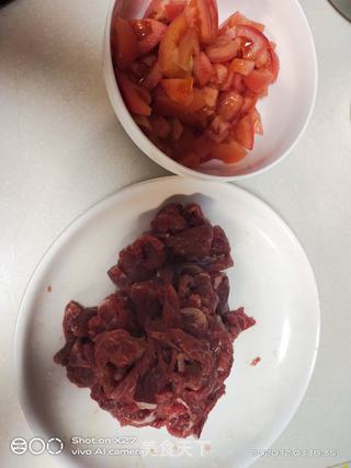 西红柿炖牛肉的做法步骤：1