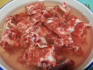 胡萝卜山药羊脊骨汤的做法步骤:2