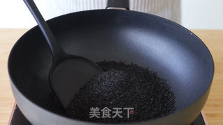 不用烤箱,轻松做出零失败的枸杞花生糖的做法步骤:3