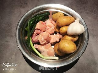 鸡腿炖土豆的做法步骤：1