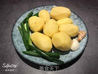 鸡腿炖土豆的做法步骤：2