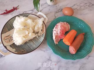 红柚香肠鸡蛋炒饭的做法步骤：1