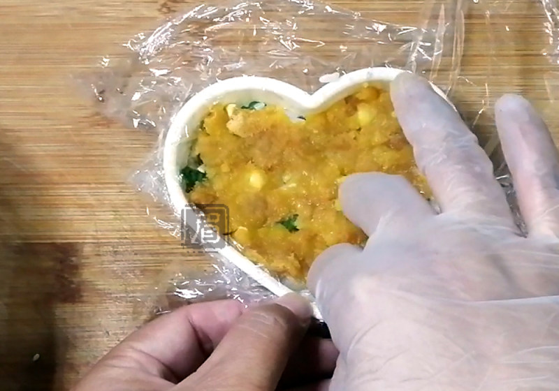 咸蛋黄肉松芝士饭团的做法步骤:6