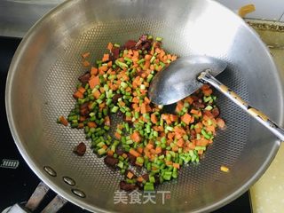 香肠蒜苔胡萝卜炒饭的做法步骤：4