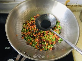 香肠蒜苔胡萝卜炒饭的做法步骤：5