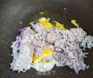 鸡蛋青蒜末炒饭的做法步骤:3