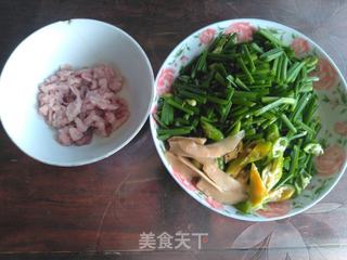 韭菜花炒肉的做法步骤：1