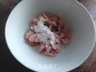 韭菜花炒肉的做法步骤：2