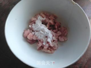 韭菜花炒肉的做法步骤:2