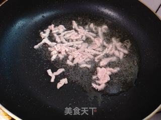 韭菜花炒肉的做法步骤:3