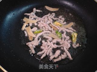韭菜花炒肉的做法步骤:4