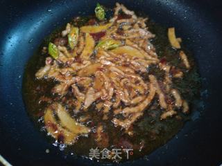 韭菜花炒肉的做法步骤:5