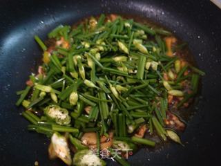 韭菜花炒肉的做法步骤:6