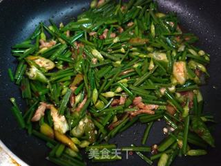 韭菜花炒肉的做法步骤:7