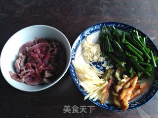 韭菜花炒胗的做法步骤:2