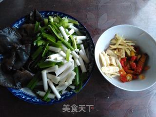 酸辣鱿鱼片的做法步骤:2