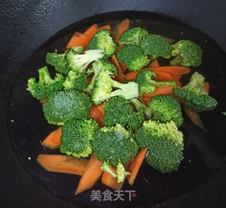 蒜香橄榄油炒西兰花的做法步骤：2