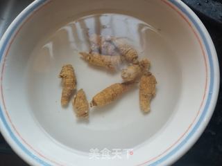 花旗参羊肚菌鸡汤的做法步骤：1