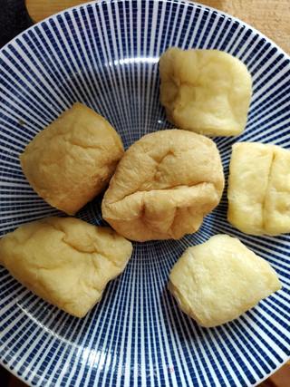 鱼尾炖油豆腐的做法步骤:2