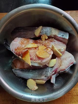 鱼尾炖油豆腐的做法步骤:3