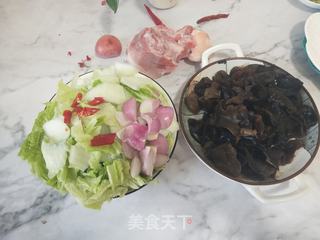 毛葱白菜木耳炒肉片的做法步骤：1