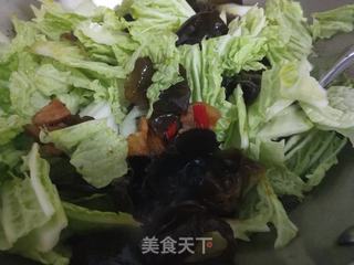 毛葱白菜木耳炒肉片的做法步骤：3