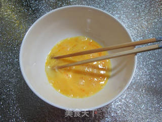 鸡蛋芹菜叶炒饭的做法步骤：2