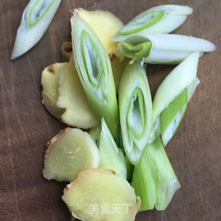 红酒炖鸡翅的做法步骤：2