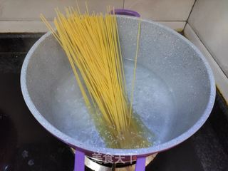 小虾番茄酱意大利面的做法步骤:3