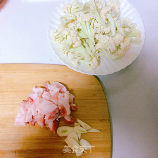 五花肉炒花菜的做法步骤：1