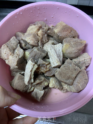 牛腩萝卜煲的做法步骤：2