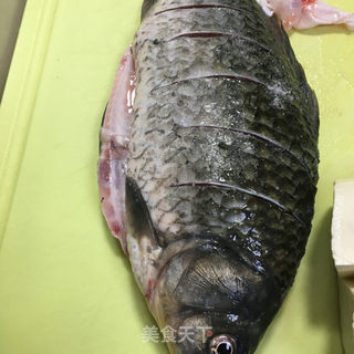 豆腐炖鲫鱼汤的做法步骤：1