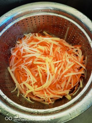 好吃的炝拌菜&土豆胡萝卜炝双丝的做法步骤:7
