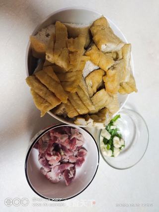 油豆腐炖肉的做法步骤：1